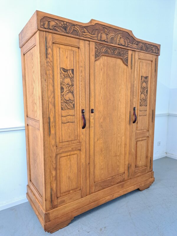 Kleiderschrank, Antik, Eiche Massivholz, Art Deco, dreitürig, Dielenschrank, Garderobe, kunstfertige Schnitzereien, um 1920. Sch-002KH